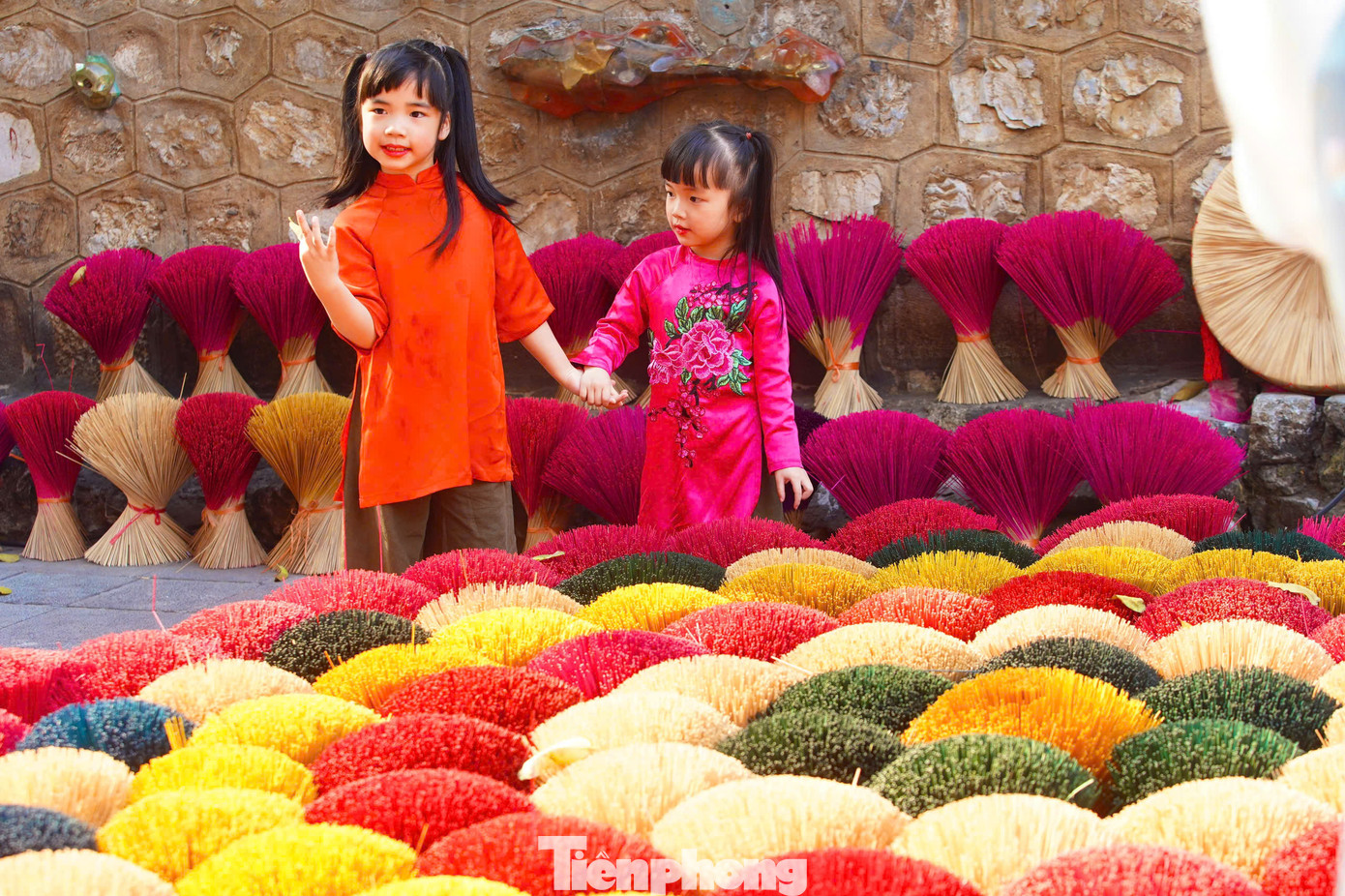 Dự án đang trong những ngày cuối thi công để ra mắt du khách vào dịp Tết Nguyên đán. Nhiều du khách nhanh chóng check-in với cổng vòm mới, rực rỡ ở phố bích họa Phùng Hưng.