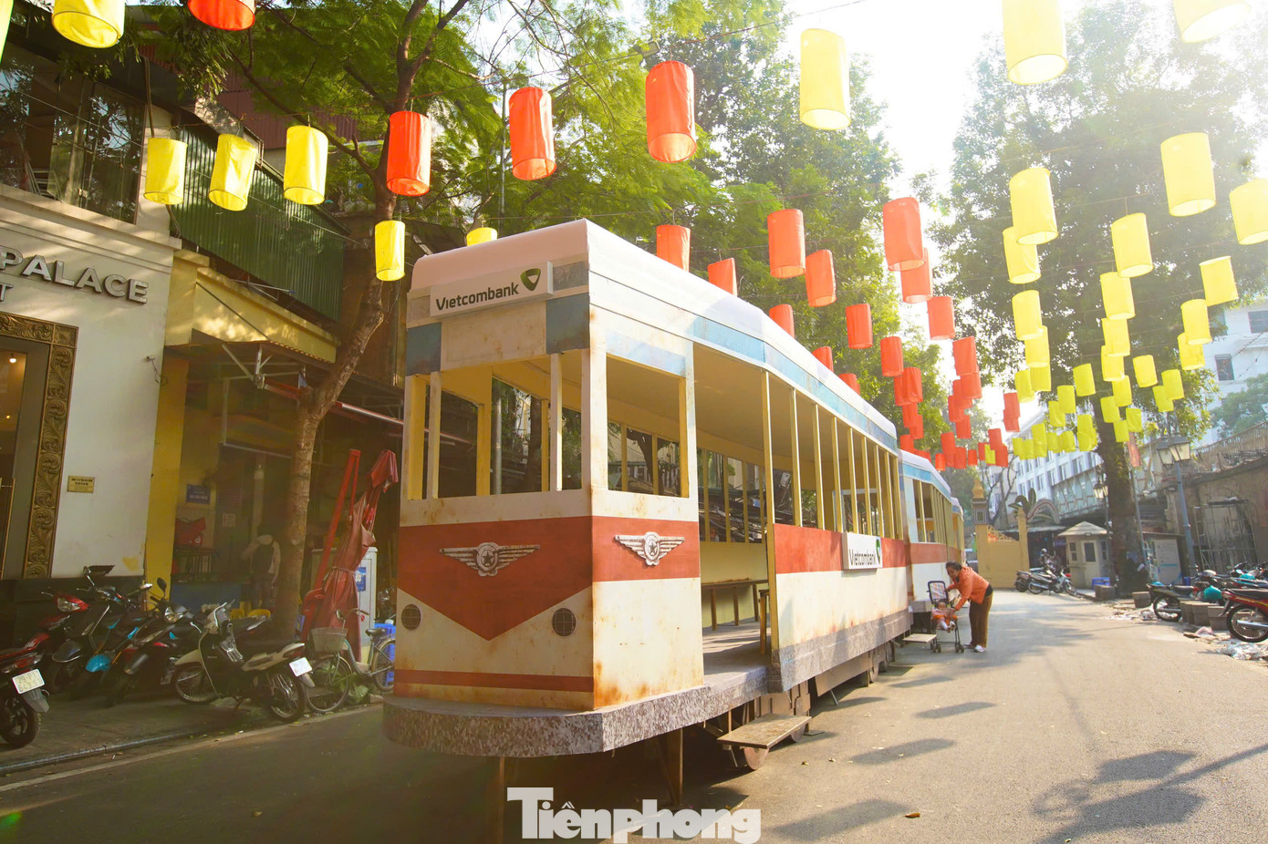 Nhóm tác giả luôn nhấn mạnh yếu tố Tết cổ truyền thông qua các cổng tam quan ở 2 đầu phố và tàu điện là yếu tố để nối hai cổng lại với nhau. Toa tàu điện được phục dựng chính xác về tỷ lệ, màu sắc của bản gốc.