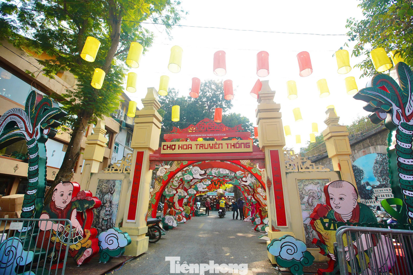 Điểm nhấn của dự án là hệ thống cổng tam quan với họa tiết tranh dân gian, toa tàu điện cũ Hà Nội và không gian chợ hoa truyền thống. Hệ thống cổng tam quan được trang trí với nhân vật, họa tiết, màu sắc được khai thác từ tranh dân gian Đồng Hồ.