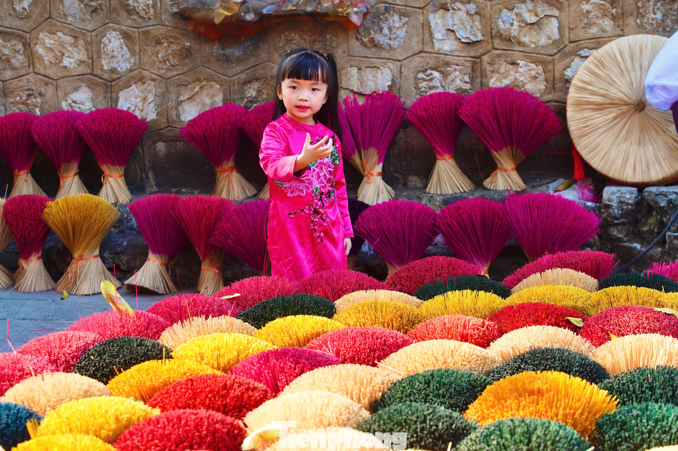 Dự án đang trong những ngày cuối thi công để ra mắt du khách vào dịp Tết Nguyên đán. Nhiều du khách nhanh chóng check-in với cổng vòm mới, rực rỡ ở phố bích họa Phùng Hưng.