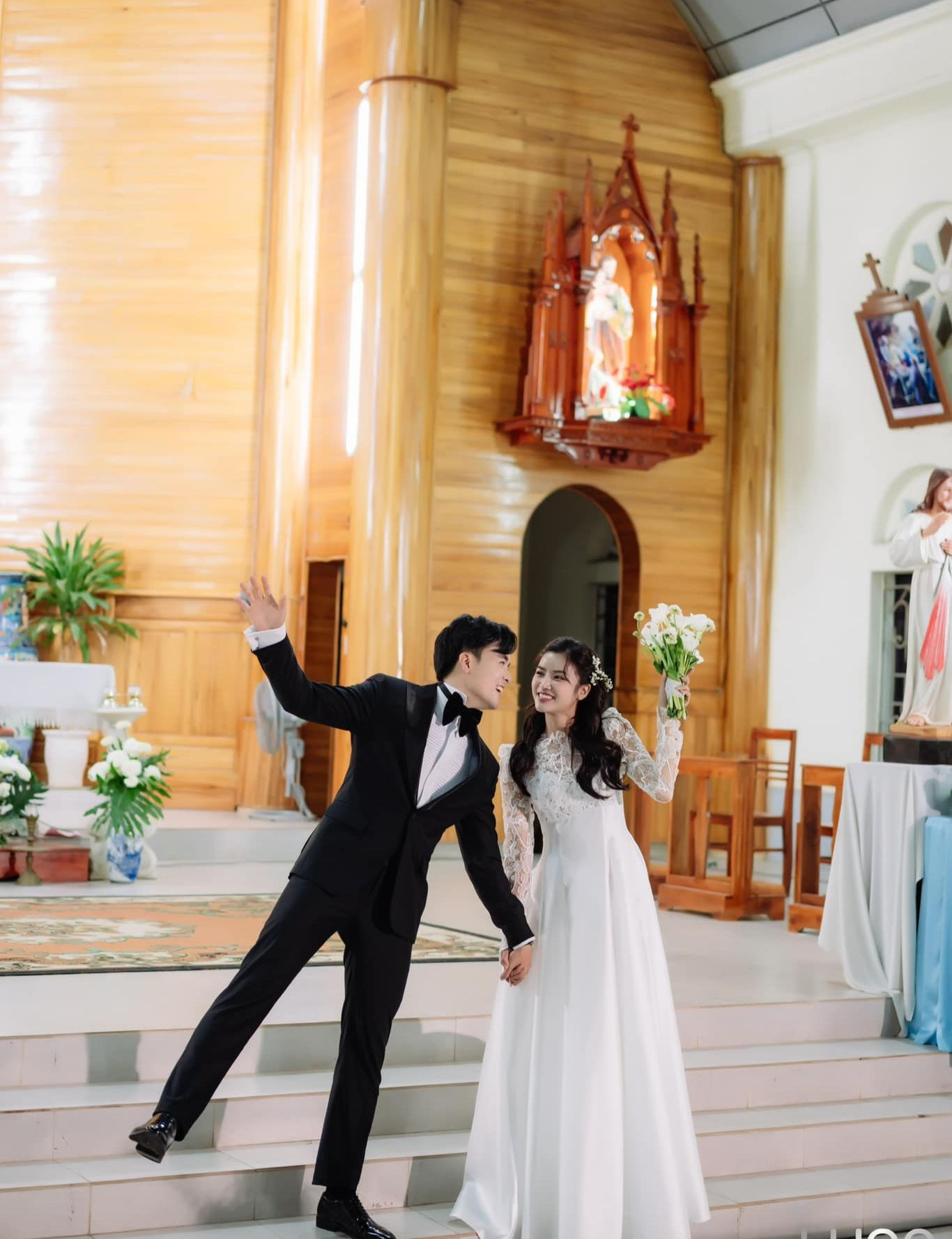 Anh Đào và Anh Tuấn cũng tổ chức lễ cưới tại Nhà thờ ở Bắc Giang. "Em là Anna Nguyễn Thị Đào xin nhận anh Giuse Trần Anh Tuấn làm chồng của em và hứa giữ lòng chung thủy với anh, khi thịnh vượng cũng như lúc gian nan, khi mạnh khỏe cũng như lúc đau yếu, để yêu thương và tôn trọng anh mọi ngày suốt đời em", nữ diễn viên chia sẻ.