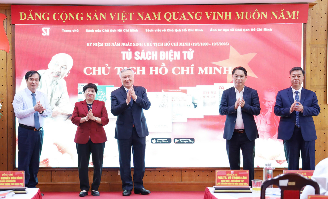 Phó Thủ tướng Nguyễn Hòa Bình và các đại biểu thực hiện nghi thức ra mắt Tủ sách điện tử Chủ tịch Hồ Chí Minh. Phó Thủ tướng Nguyễn Hòa Bình và các đại biểu thực hiện nghi thức ra mắt Tủ sách điện tử Chủ tịch Hồ Chí Minh.