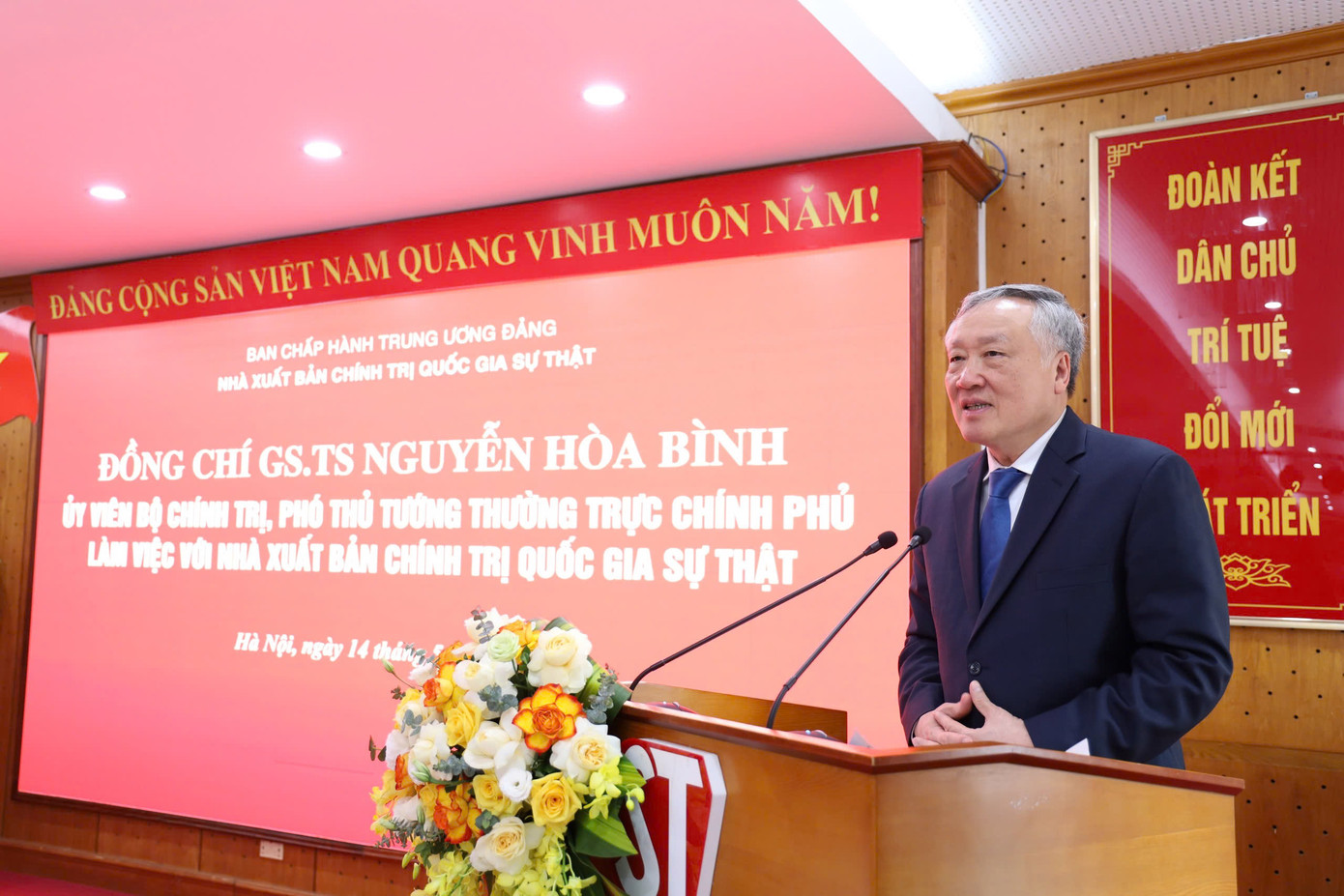 Phó Thủ tướng Nguyễn Hòa Bình đánh giá cao việc ra mắt tủ sách nhân kỷ niệm 135 năm Ngày sinh Chủ tịch Hồ Chí Minh. Phó Thủ tướng Nguyễn Hòa Bình đánh giá cao việc ra mắt tủ sách nhân kỷ niệm 135 năm Ngày sinh Chủ tịch Hồ Chí Minh.