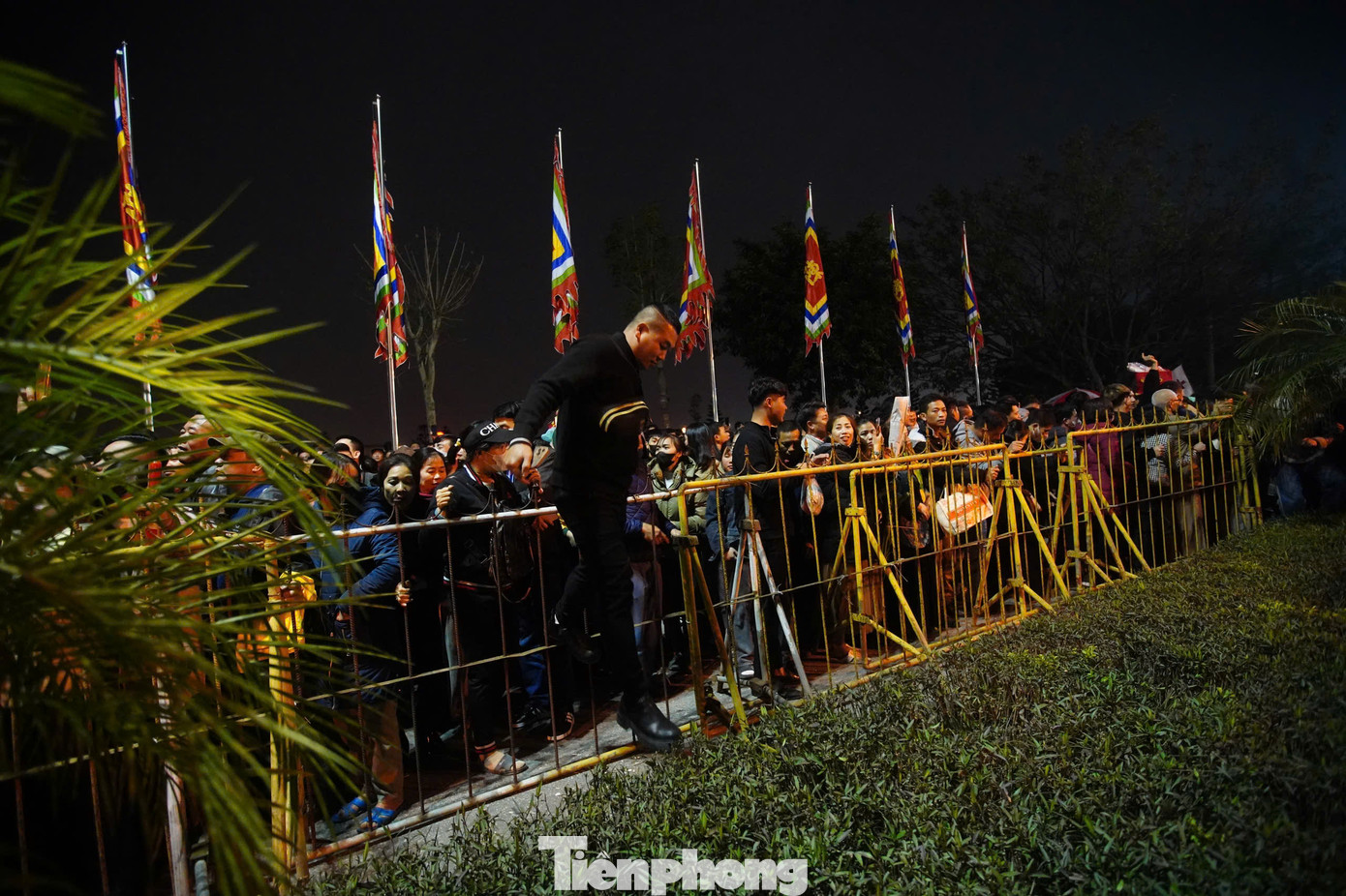 Trước đó, dù Lễ Khai ấn đền Trần kết thúc, cửa đền vẫn bị khóa chặt. Vì chờ đợi quá lâu nhiều người đã trèo rào, vượt rào để được vào sân đền. Đây là một trong những hình ảnh chưa đẹp về mùa lễ Khai ấn năm 2025.