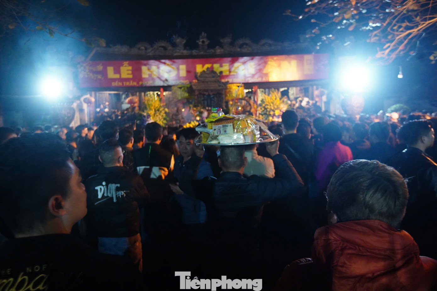 Phần lớn người dân dâng lễ lên Đức Thánh Trần để cầu mong gia đình bình an, cầu cho quốc thái dân an, bách gia trăm họ mạnh khỏe.