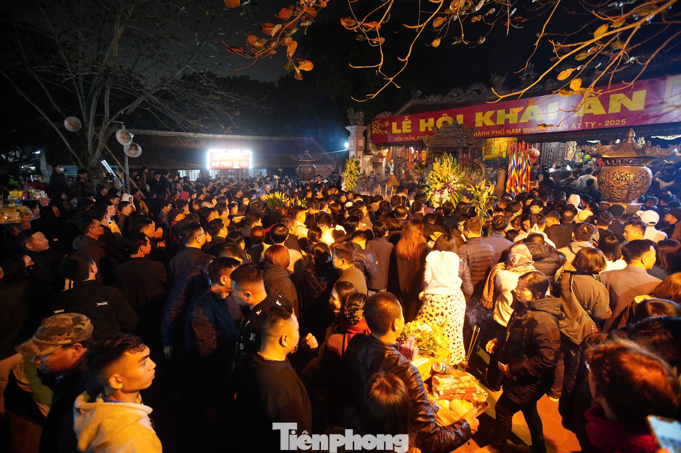 Ngay sau khi mở cửa, sân đền nhanh chóng được lấp kín. Trước đó, người dân và du khách được mời ra khỏi đền để BTC thực hiện các nghi lễ khai ấn.