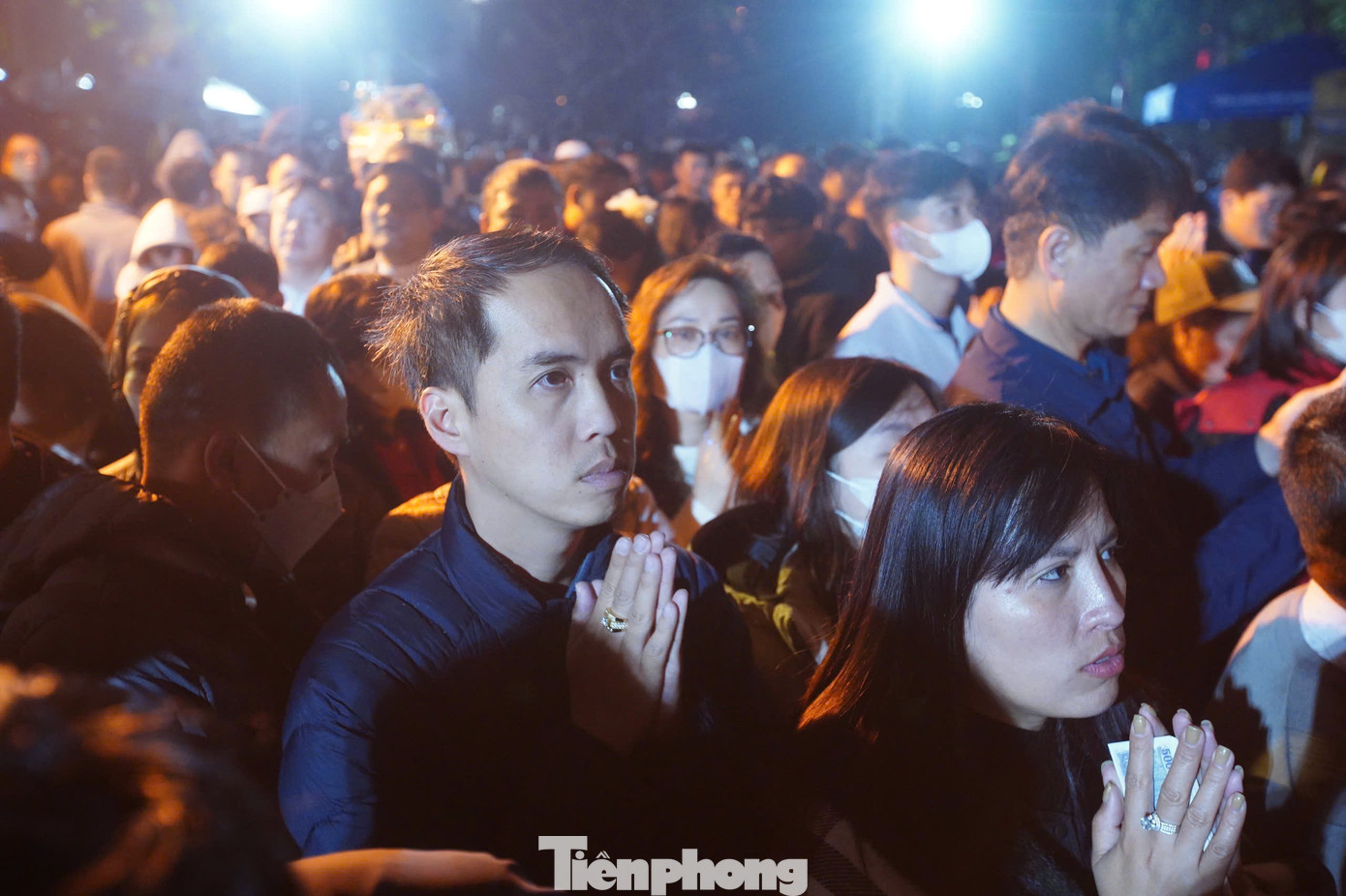 Sau thời khắc khai ấn, người dân thành tâm dâng lễ tại đền Trần. Từ sáng 14 tháng Giêng, dòng người đổ về đền Trần mỗi lúc một đông.