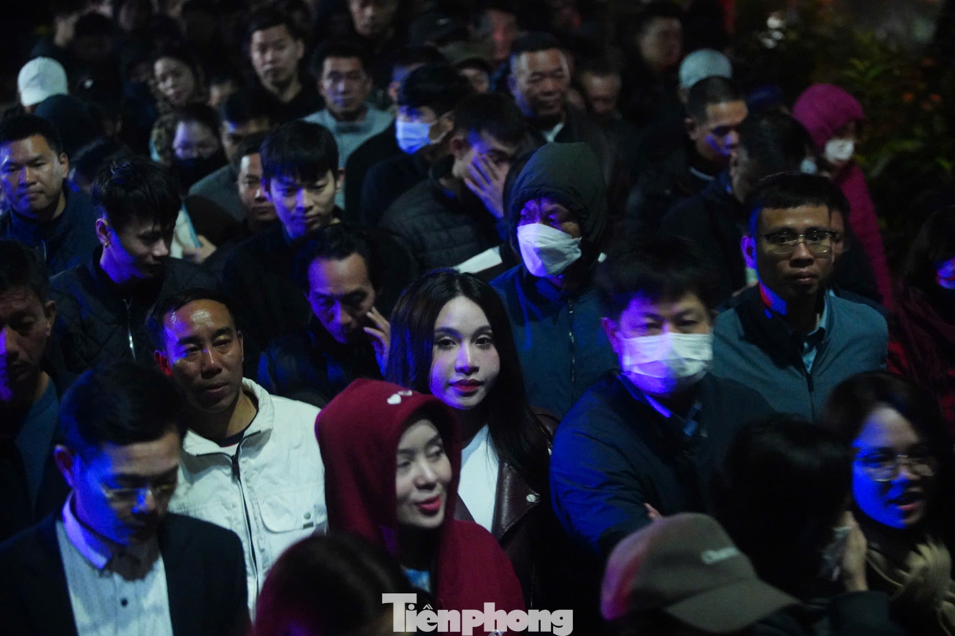 Lối vào sân đền cũng kín người. Lúc này, mưa bắt đầu đổ xuống nhưng không ngăn được sự thành tâm của người dân hướng về Đức Thánh Trần.