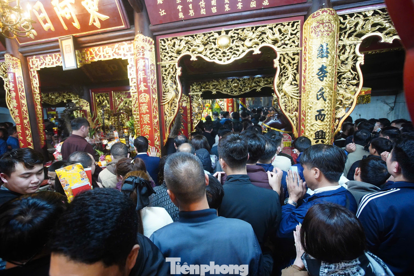 Du khách cũng đổ vào nội cung để sắp lễ, cầu nguyện. Không gian nội cung khá nhỏ, lượng người lại quá lớn dễ dẫn đến tình trạng chen lấn, xô đẩy.