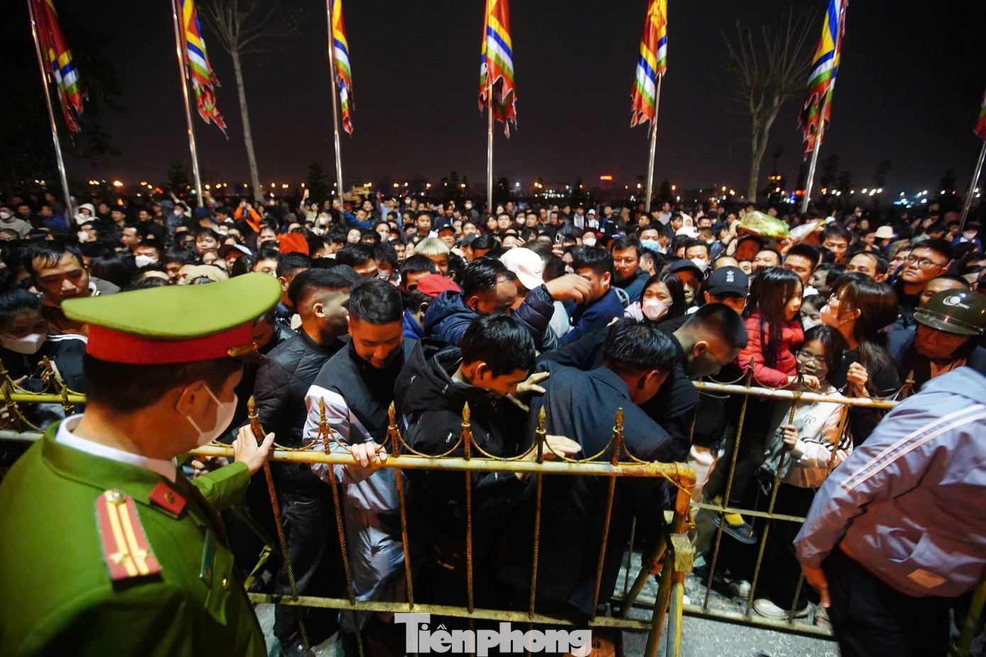 Tại một số chốt chặn trước cổng hay khuôn viên đền Trần xảy ra tình trạng chen lấn, xô đẩy khi ai cũng mong mình sớm vào đền, dâng lễ lên Đức Thánh Trần. Dù có lực lượng chức năng túc trực, tình trạng chen lấn vẫn tiếp diễn.