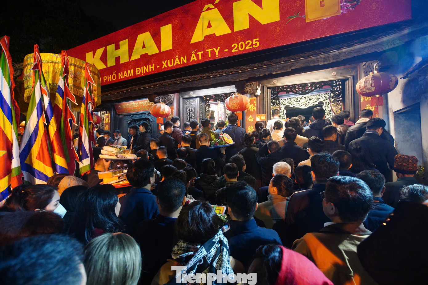 Đến 00h30, cửa đền rộng mở chào đón người dân và du khách thập phương làm lễ. Nhiều người đã đợi hơn 4 tiếng (20h30 tối) ở cổng đền đề vào thành kính dâng lễ lên Đức Thánh Trần.