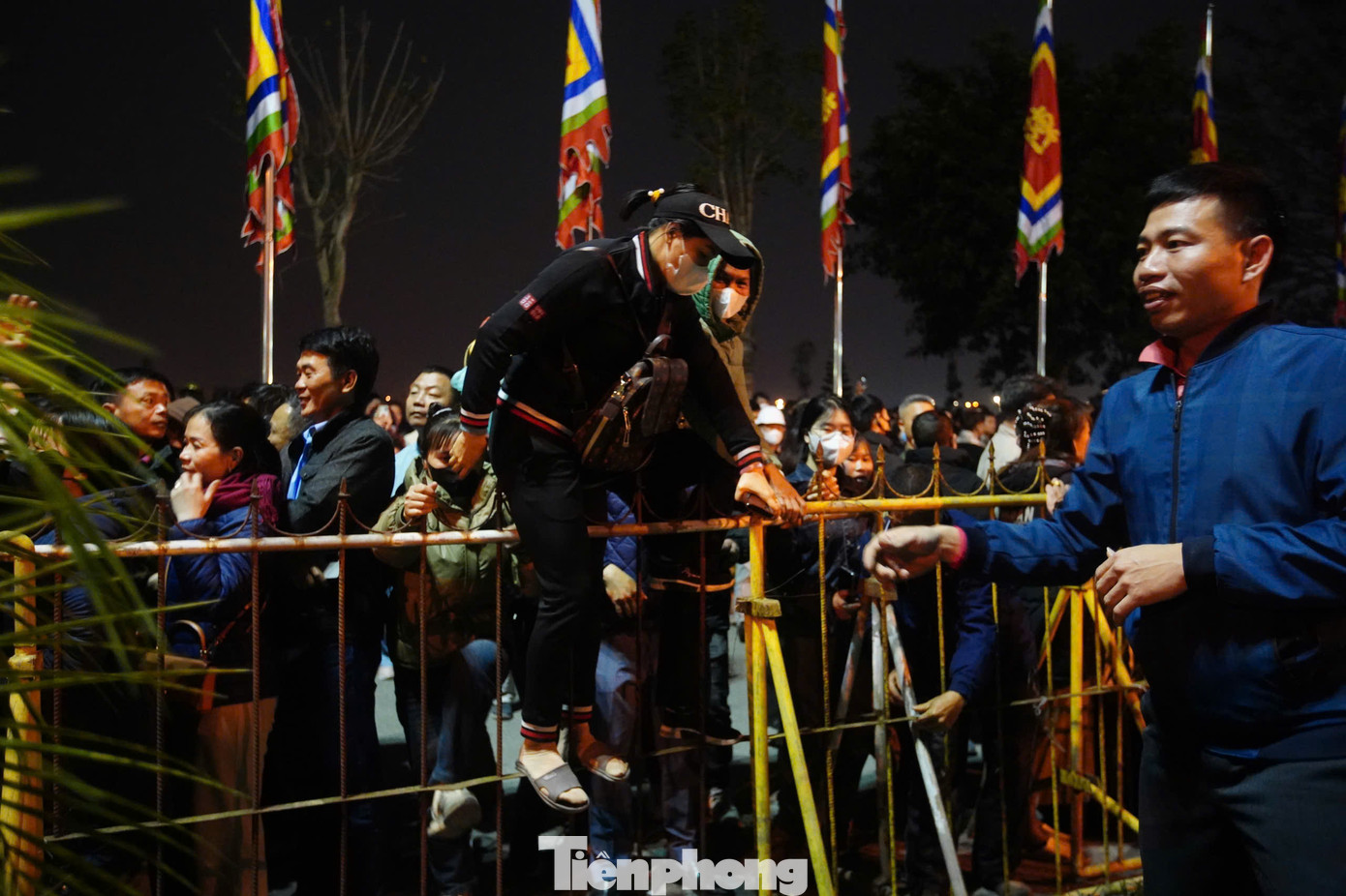 Trước đó, dù Lễ Khai ấn đền Trần kết thúc, cửa đền vẫn bị khóa chặt. Vì chờ đợi quá lâu nhiều người đã trèo rào, vượt rào để được vào sân đền. Đây là một trong những hình ảnh chưa đẹp về mùa lễ Khai ấn năm 2025.