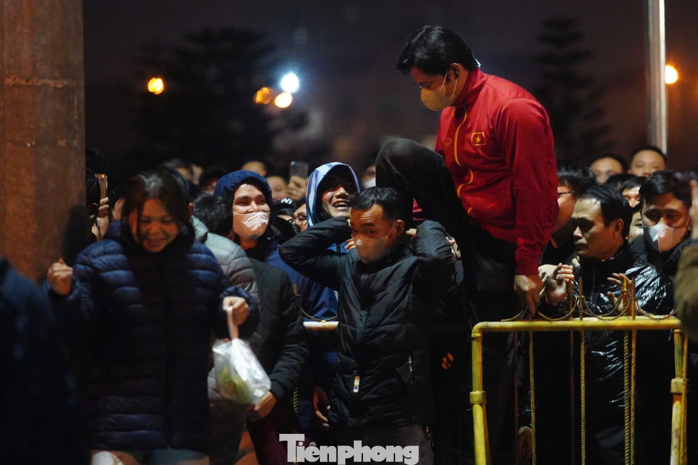 Trước đó, dù Lễ Khai ấn đền Trần kết thúc, cửa đền vẫn bị khóa chặt. Vì chờ đợi quá lâu nhiều người đã trèo rào, vượt rào để được vào sân đền. Đây là một trong những hình ảnh chưa đẹp về mùa lễ Khai ấn năm 2025.