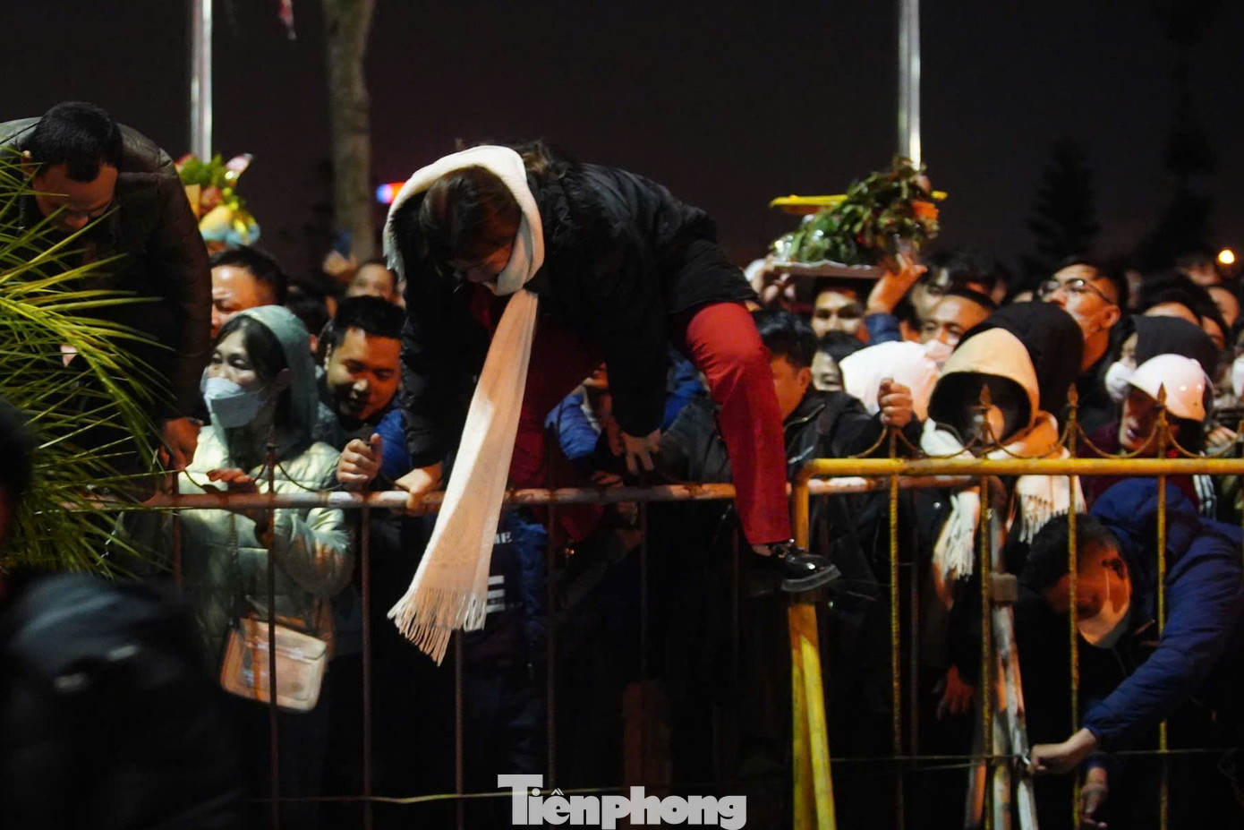 Trước đó, dù Lễ Khai ấn đền Trần kết thúc, cửa đền vẫn bị khóa chặt. Vì chờ đợi quá lâu nhiều người đã trèo rào, vượt rào để được vào sân đền. Đây là một trong những hình ảnh chưa đẹp về mùa lễ Khai ấn năm 2025.