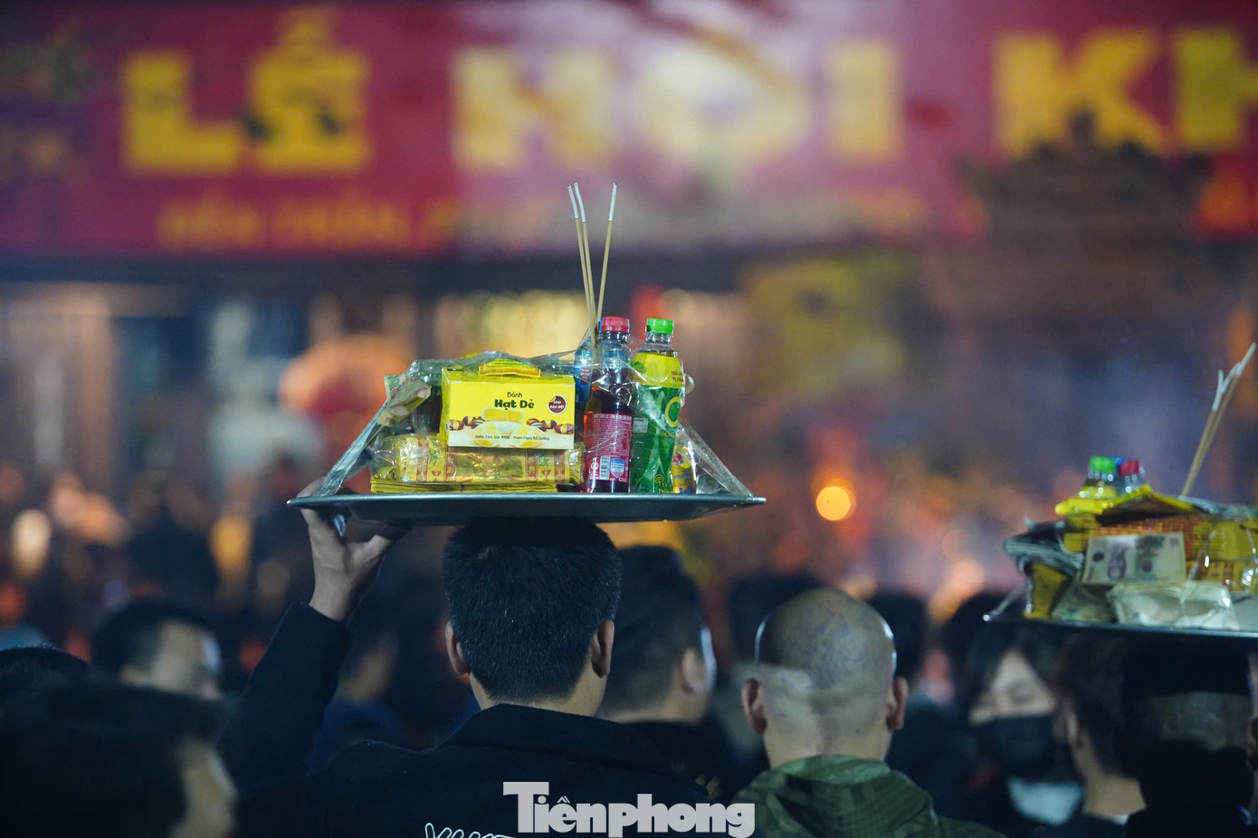 Phần lớn người dân dâng lễ lên Đức Thánh Trần để cầu mong gia đình bình an, cầu cho quốc thái dân an, bách gia trăm họ mạnh khỏe.