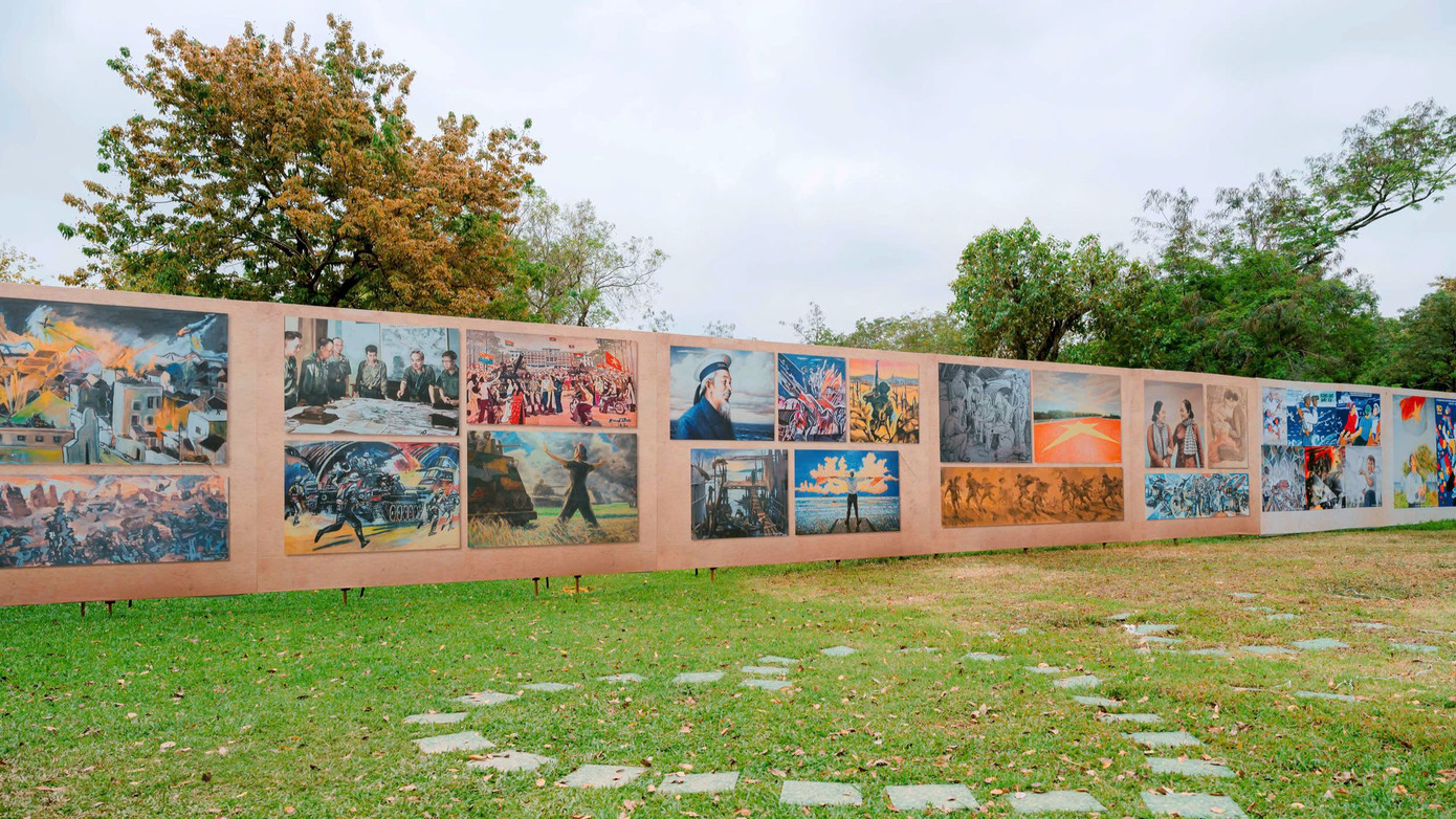 Tấm pano in các tác phẩm hội họa sơn mài, sơn dầu và các ký họa chiến trường của các họa sĩ quân đội. Tấm pano in các tác phẩm hội họa sơn mài, sơn dầu và các ký họa chiến trường của các họa sĩ quân đội.