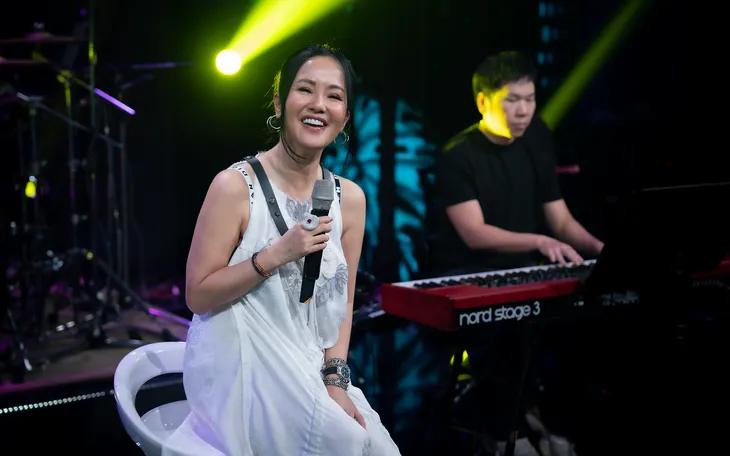 Hồng Nhung lần đầu thể hiện ca khúc Tự hỏi. Hồng Nhung lần đầu thể hiện ca khúc Tự hỏi.