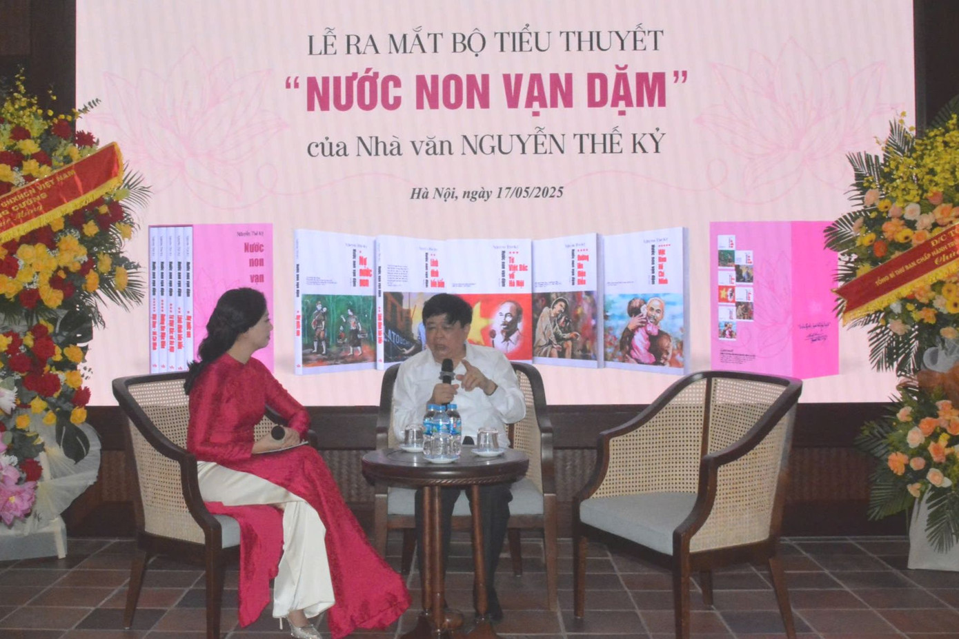 Bộ tiểu thuyết Nước non vạn dặm được nhà văn Nguyễn Thế Kỷ ấp ủ, hoàn thiện trong 20 năm. Bộ tiểu thuyết Nước non vạn dặm được nhà văn Nguyễn Thế Kỷ ấp ủ, hoàn thiện trong 20 năm.