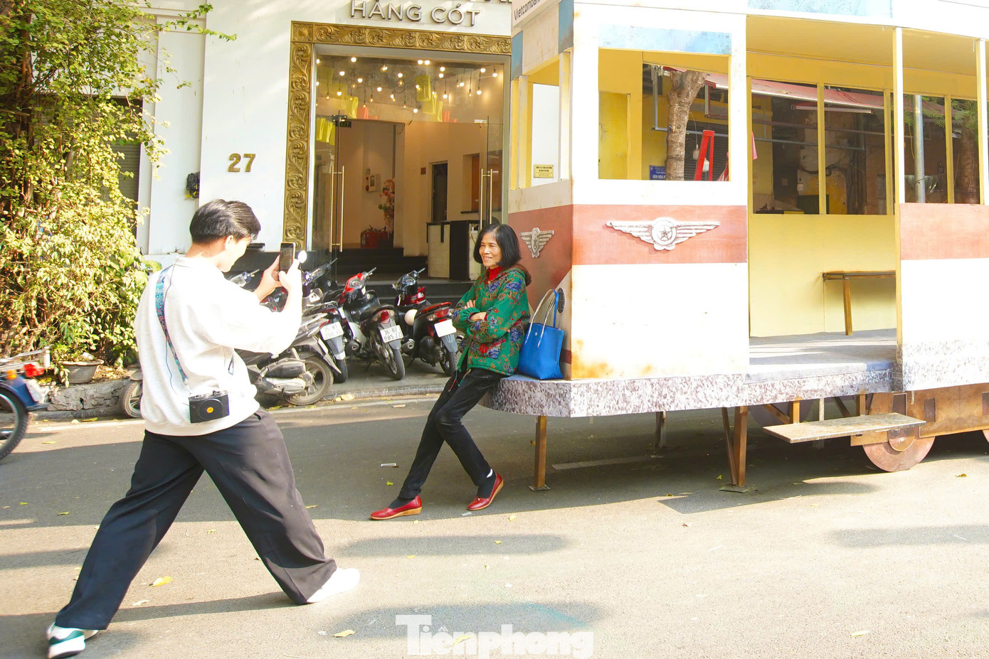 "Du khách có thể trèo lên tàu, để trải nghiệm cảm giác thời các chuyến tàu vẫn còn hoạt động. Toa tàu gợi nhớ những kỷ niệm về tàu điện leng keng Hà Nội, những lần nhảy tàu đi chơi thời niên thiếu... Thời đó chúng tôi gọi hành động đó là bổ tàu", KTS. Vương Đạo Hoàng chia sẻ.