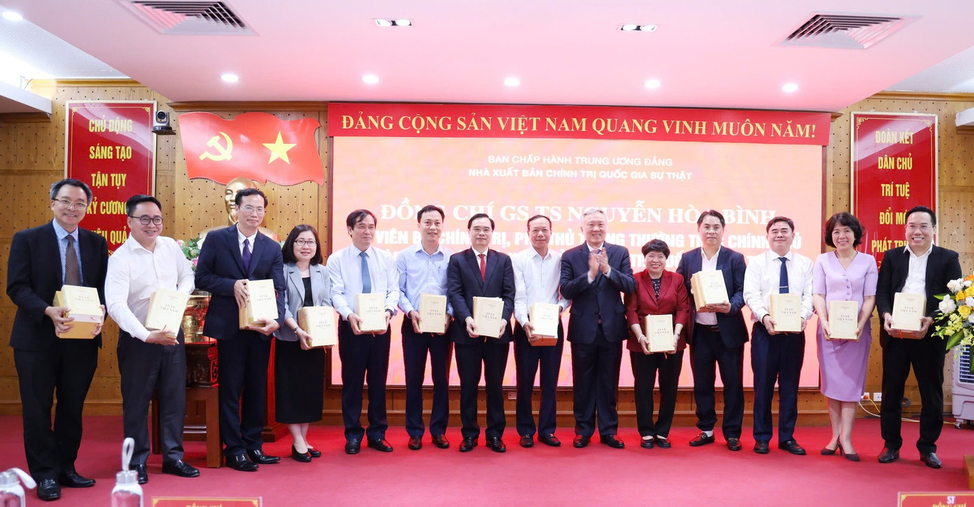 Phó Thủ tướng Nguyễn Hòa Bình trao tặng bộ sách ông biên soạn cho các đại biểu tham dự buổi làm việc ngày 14/5. Phó Thủ tướng Nguyễn Hòa Bình trao tặng bộ sách ông biên soạn cho các đại biểu tham dự buổi làm việc ngày 14/5.