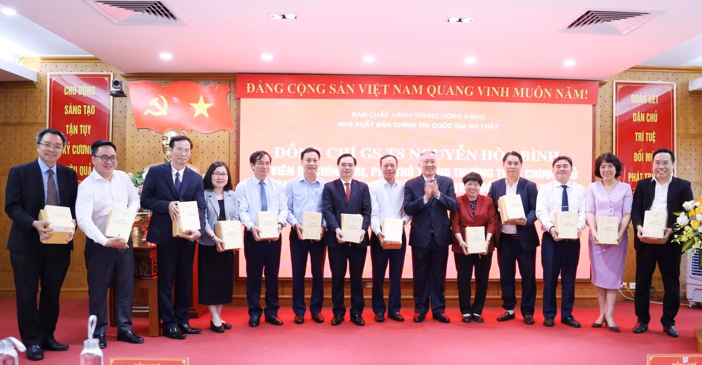 Phó Thủ tướng Nguyễn Hòa Bình trao tặng bộ sách ông biên soạn cho các đại biểu tham dự buổi làm việc ngày 14/5. Phó Thủ tướng Nguyễn Hòa Bình trao tặng bộ sách ông biên soạn cho các đại biểu tham dự buổi làm việc ngày 14/5.