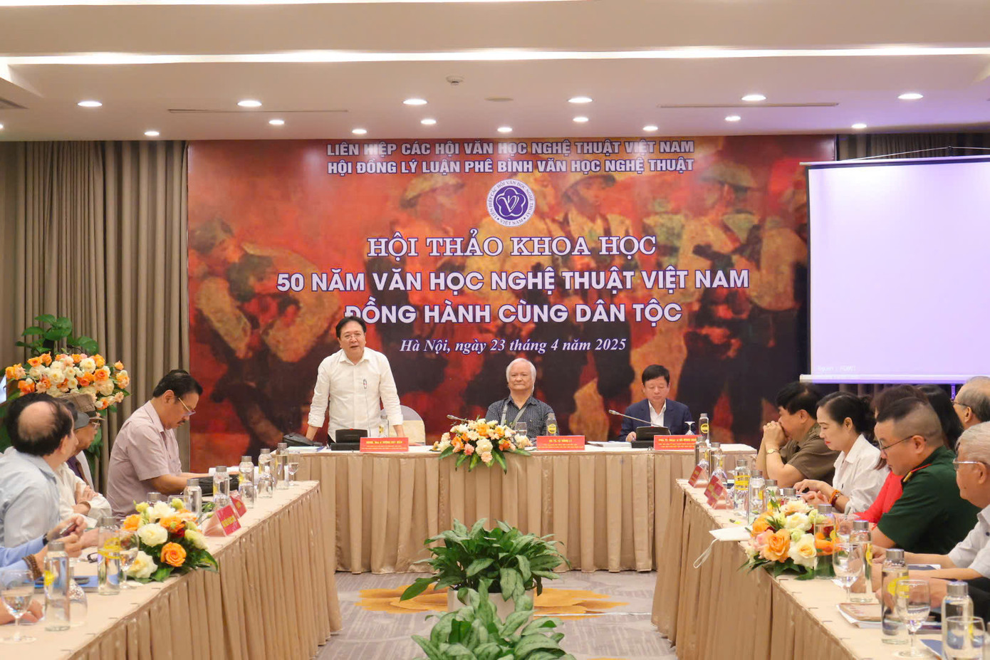 Hội thảo 50 năm Văn học nghệ thuật Việt Nam đồng hành cùng dân tộcdiễn ra ngày 23/4 tại Hà Nội. Hội thảo 50 năm Văn học nghệ thuật Việt Nam đồng hành cùng dân tộcdiễn ra ngày 23/4 tại Hà Nội.