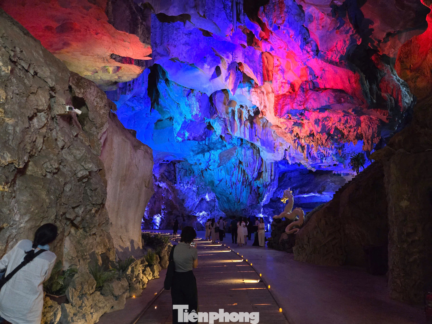 Khoang đầu tiên của hang Ngọc Rồng đón trọn ánh sáng tự nhiên từ trên đỉnh trở thành khu vực tiếp đón khách trước khi đi sâu vào khoang thứ hai rộng lớn hơn, nơi diễn ra trải nghiệm ẩm thực và giải trí.