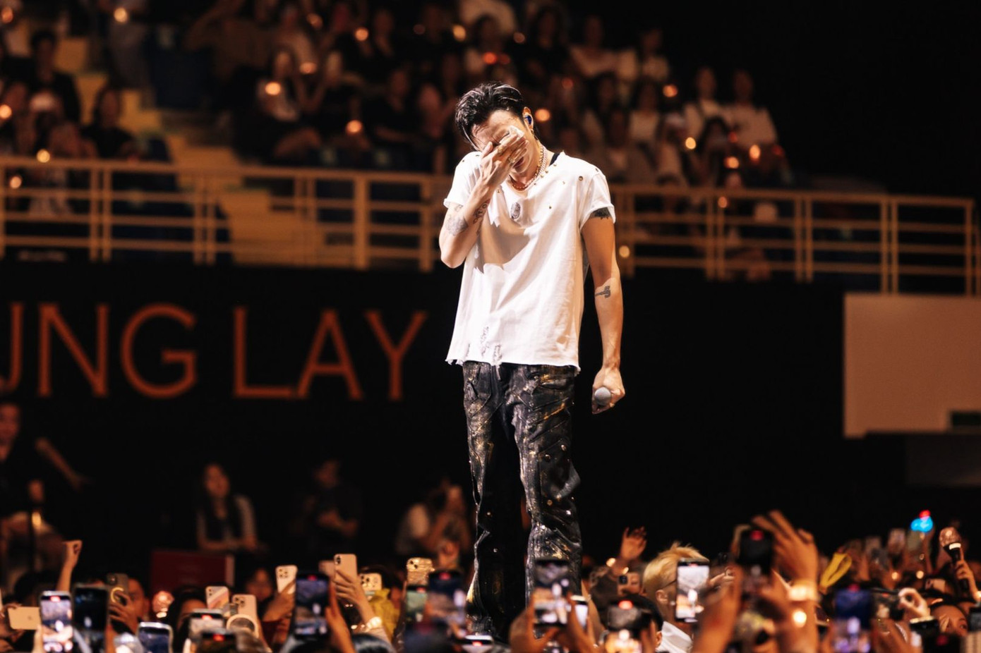 Nhạc dạo ca khúc cuối trong concert - Ai cũng phải lớn vang lên, nam ca sĩ chưa thể ngừng khóc. Anh được nhân viên hỗ trợ đưa lên sân khấu phụ theo đúng kịch bản chương trình.