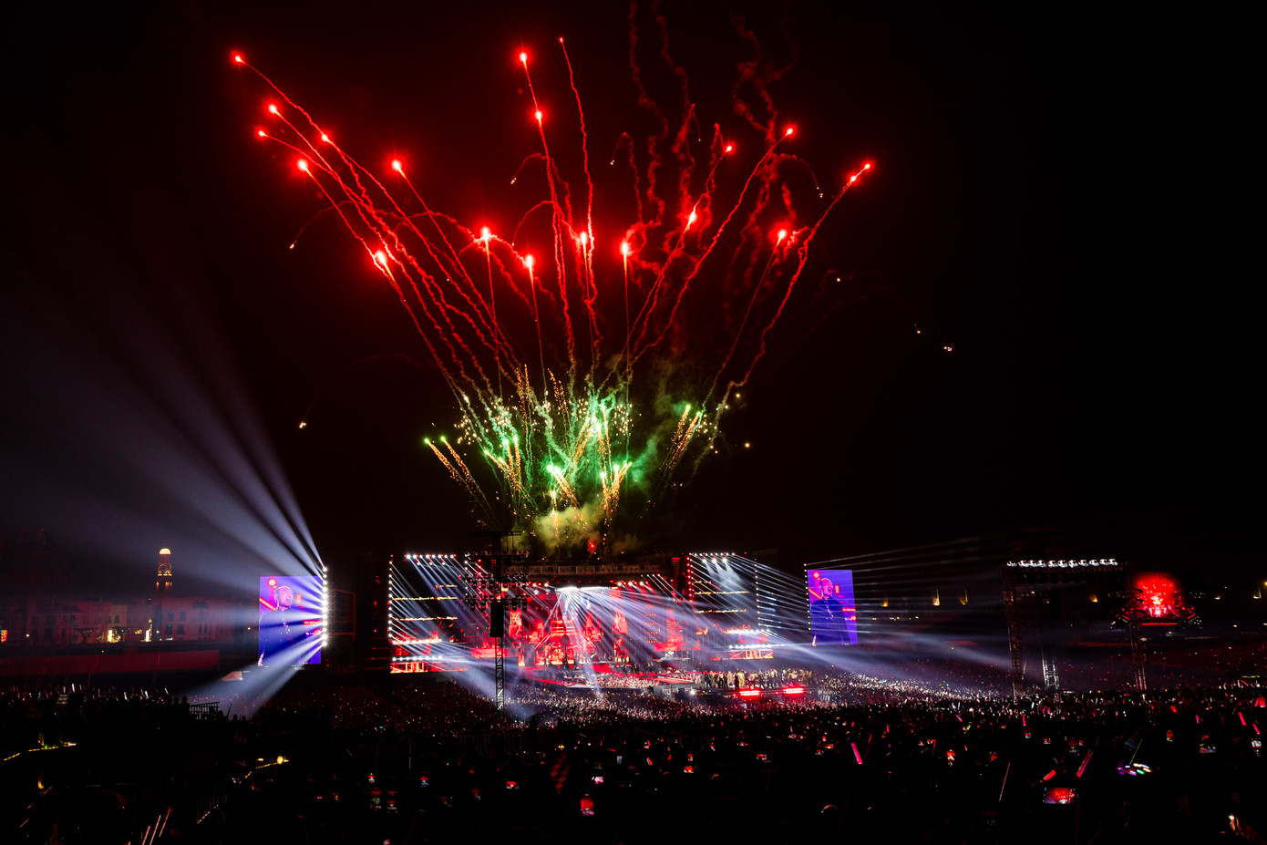 Concert Anh trai vượt ngàn chông gai day 5 khép lại với phần &quot;Gai nước&quot;. Khán giả hòa mình vào những tiết mục âm nhạc sôi động dưới màn mưa nhân tạo, tưới mát hàng nghìn khán giả đã nhiệt tình cổ vũ trong 5 tiếng đồng hồ dưới sự nóng bức giữa hè. Set nhạc lúc này bao gồm những bản hit Giàu sang, Gót hồng, Cao gót, Bống bống bang bang, Anh còn nhớ em không… Cơn mưa nhân tạo đã trở thành một khoảnh khắc không thể nào quên với hàng vạn khán giả có mặt.