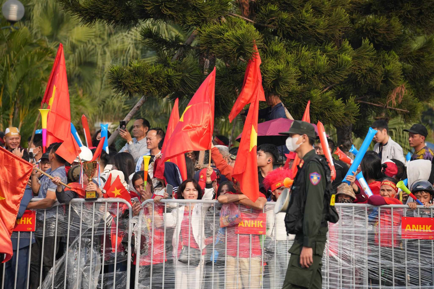 Theo kế hoạch, chuyến xe đặc biệt sẽ đưa đội tuyển Việt Nam di chuyển theo cung đường Hùng Vương và một số tuyến đường trung tâm trước khi đưa các cầu thủ về nghỉ tại khách sạn tại Mỹ Đình