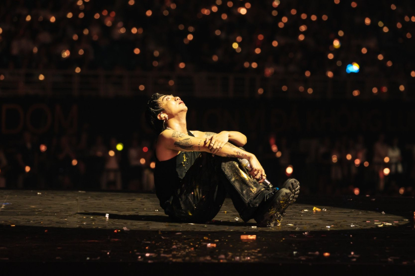 Mẹ Soobin cho biết bà mong con luôn ở bên cạnh để mình chăm sóc, yêu thương nhưng không thể cưỡng lại quy luật thời gian. "Con lớn lên, trưởng thành, phải tự bước trên đôi chân của mình, dù gặp nhiều khó khăn. Con luôn là niềm tự hào của mẹ. Con dù đã hơn 30 nhưng với mẹ con vẫn là cậu bé như ngày nào", mẹ Soobin nhắn nhủ.