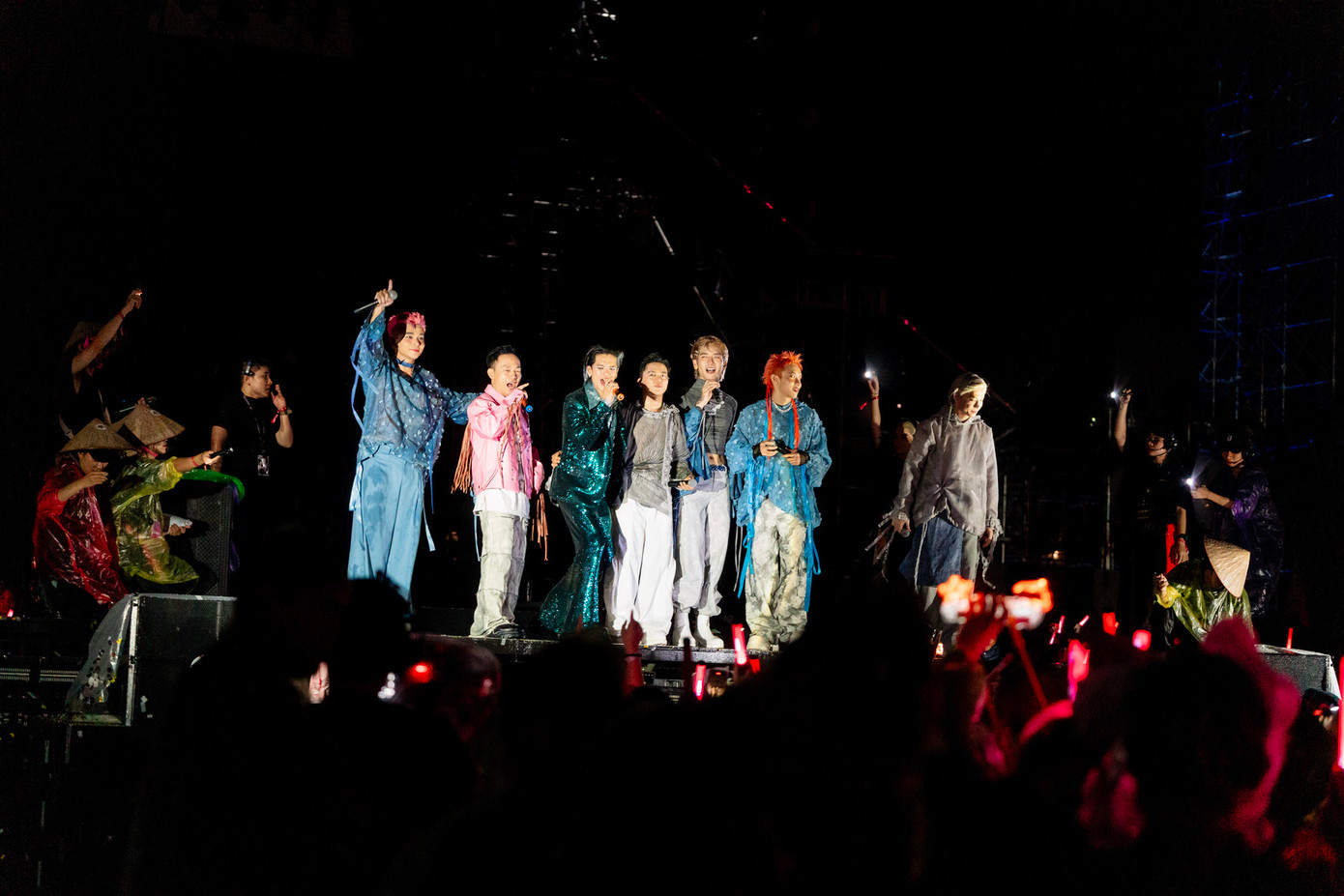 Các anh tài giao lưu với khán giả khi hệ thống màn led tê liệt.