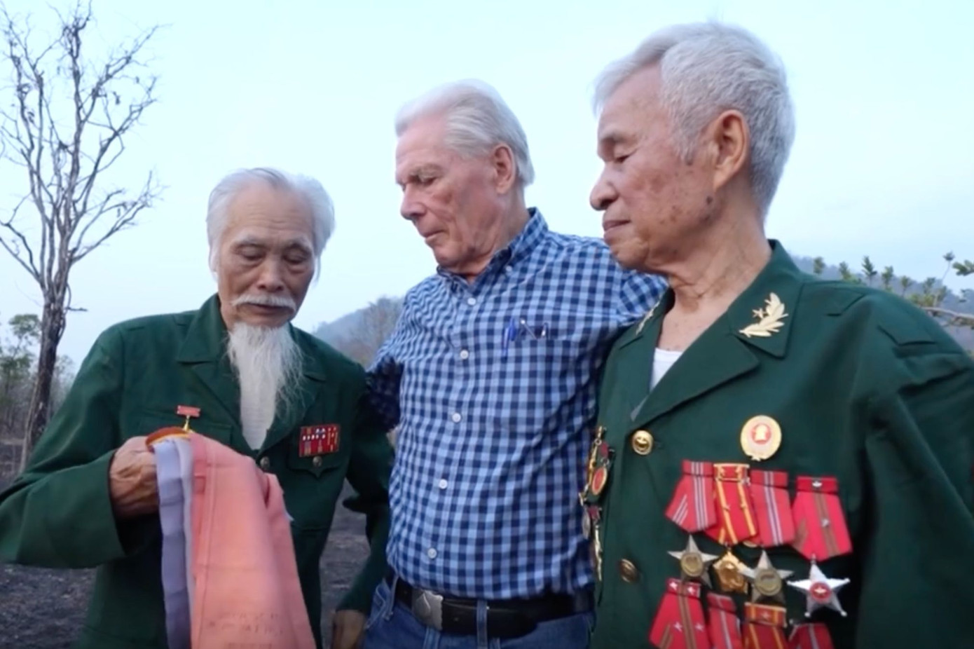 Ông Craig McNamara trao lại lá cờ của quân giải phóng