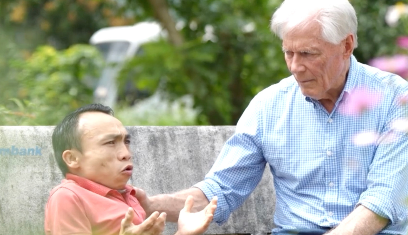 Craig McNamara gặp gỡ nhân chứng mang ký ức đau thương của chiến tranh.