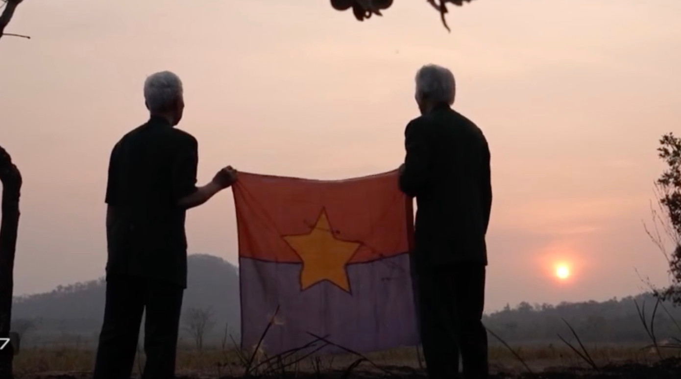 Ông Craig McNamara trao lại lá cờ của quân giải phóng