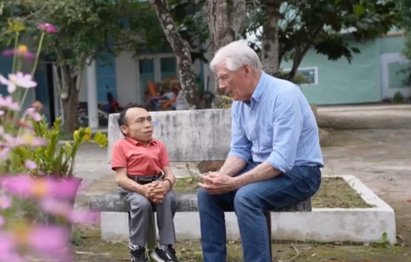 Craig McNamara gặp gỡ nhân chứng mang ký ức đau thương của chiến tranh.