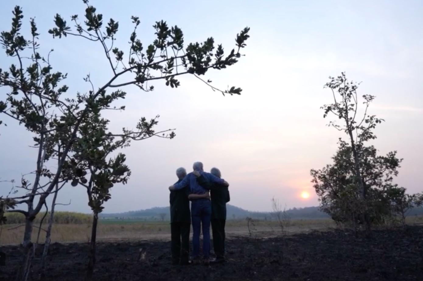 Ông Craig McNamara trao lại lá cờ của quân giải phóng