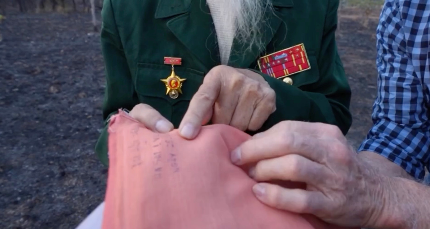 Ông Craig McNamara trao lại lá cờ của quân giải phóng