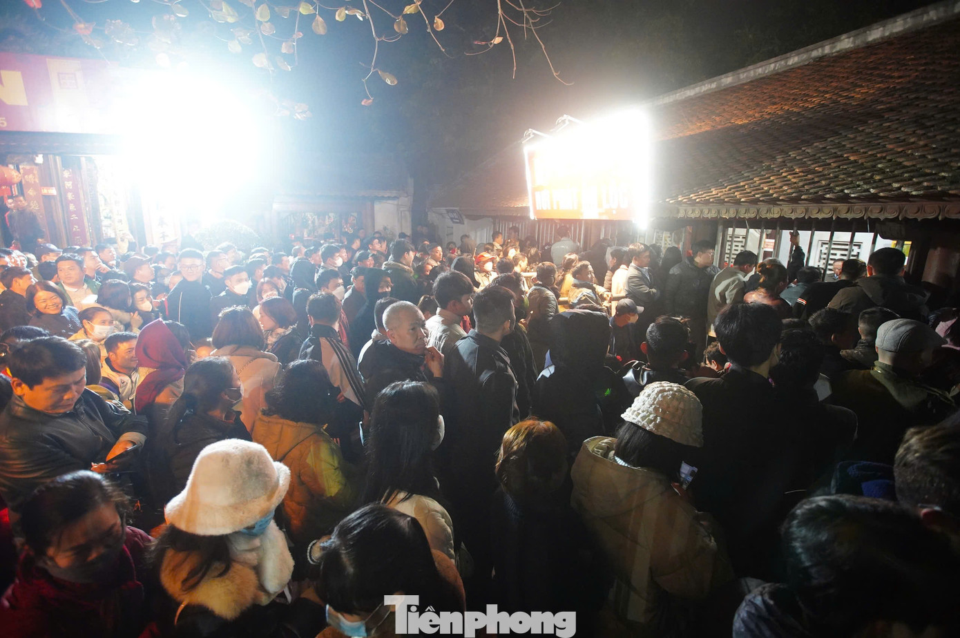 Không ít người dân, du khách thập phương đã đợi chờ khoảnh khắc lấy ấn từ tối hôm trước. Một số người chọn “màn trời chiếu đất" ngoài cổng đền để trở thành những người đầu tiên nhận được lá ấn lấy may.