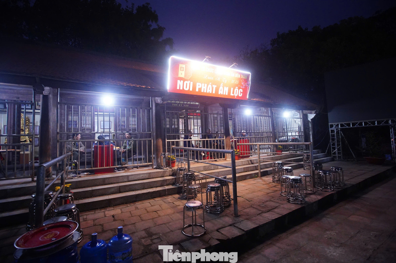 Sau 5h40 các gian phát ấn ở sân đền Thiên Trường trở nên vắng vẻ. Người dân tiếp tục đổ về đền Trần nhận ấn khi trời sáng hẳn. Trước đó, ông Nguyễn Đức Bình - Trưởng BQL Khu di tích Khu di tích đền Trần - chùa Phổ Minh cho biết lượng khách nhận ấn năm nay có thể cao hơn năm trước.