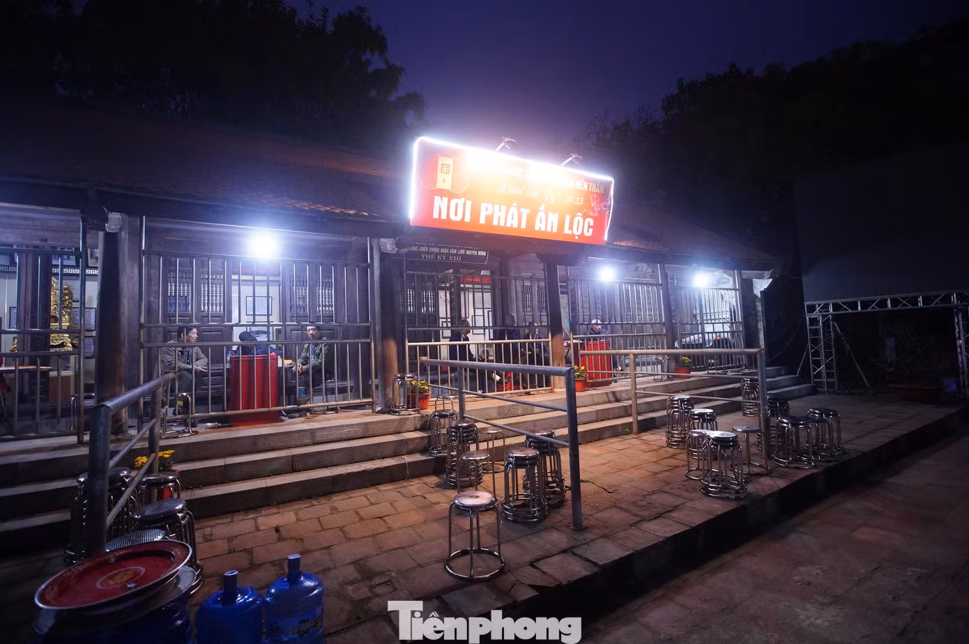Sau 5h40 các gian phát ấn ở sân đền Thiên Trường trở nên vắng vẻ. Người dân tiếp tục đổ về đền Trần nhận ấn khi trời sáng hẳn. Trước đó, ông Nguyễn Đức Bình - Trưởng BQL Khu di tích Khu di tích đền Trần - chùa Phổ Minh cho biết lượng khách nhận ấn năm nay có thể cao hơn năm trước.