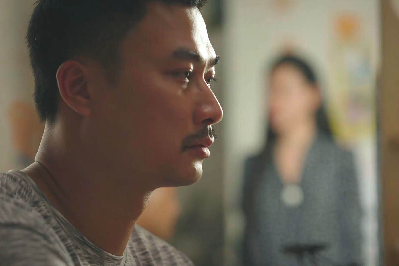 Bắc bình tĩnh nghe những lời tâm sự của vợ. Bắc bình tĩnh nghe những lời tâm sự của vợ.