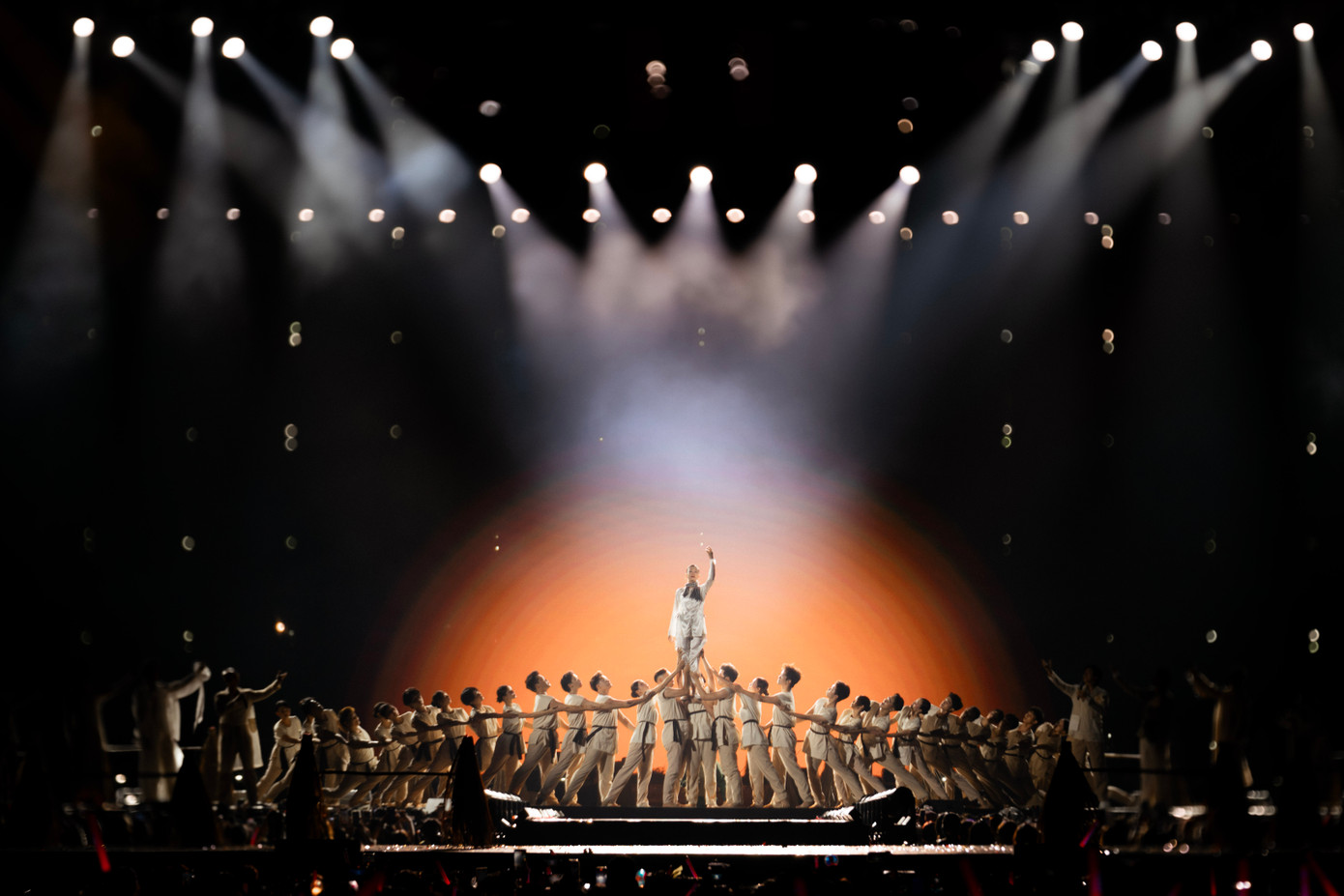 Những bài hát tạo nên thương hiệu Anh trai vượt ngàn chông gai như Mẹ yêu con, Trống cơm, Đào liễu, Mưa trên phố Huế... tiếp tục vang lên tại concert.