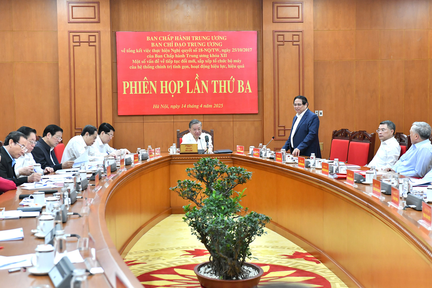 Đồng chí Phạm Minh Chính, Ủy viên Bộ Chính trị, Thủ tướng Chính phủ phát biểu tại phiên họp.