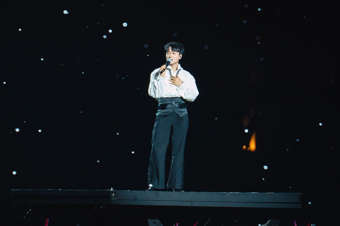 BTC concert Anh trai vượt ngàn chông gai luôn cố gắng làm mới trong mỗi lần tổ chức. Trong lần tổ chức thứ 5, BTC đem tới cho khán giả những ca khúc lần đầu được trình diễn như Phai, Những kẻ mộng mơ - Dẫu có lỗi lầm... Bên cạnh đó, những ca khúc cũ được làm mới bằng cách phối lại hoặc dàn nghệ sĩ biểu diễn mới. Tiết mục Lặng bên cạnh sự xuất hiện như thường lệ của Quốc Thiên còn có thêm Soobin, Bùi Công Nam cùng người thể hiện gốc - Rhymastic.