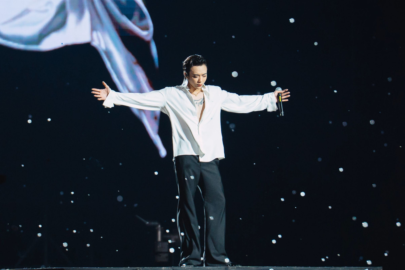 BTC concert Anh trai vượt ngàn chông gai luôn cố gắng làm mới trong mỗi lần tổ chức. Trong lần tổ chức thứ 5, BTC đem tới cho khán giả những ca khúc lần đầu được trình diễn như Phai, Những kẻ mộng mơ - Dẫu có lỗi lầm... Bên cạnh đó, những ca khúc cũ được làm mới bằng cách phối lại hoặc dàn nghệ sĩ biểu diễn mới. Tiết mục Lặng bên cạnh sự xuất hiện như thường lệ của Quốc Thiên còn có thêm Soobin, Bùi Công Nam cùng người thể hiện gốc - Rhymastic.