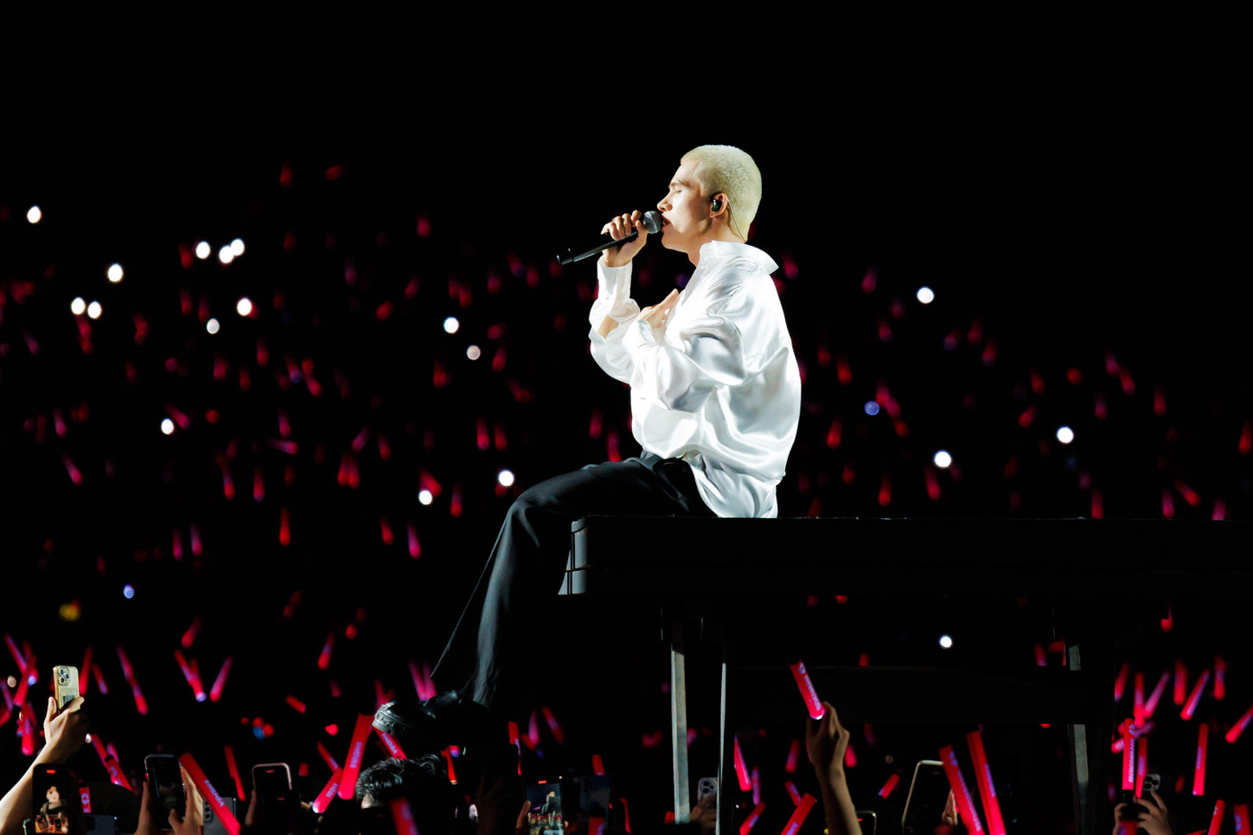 BTC concert Anh trai vượt ngàn chông gai luôn cố gắng làm mới trong mỗi lần tổ chức. Trong lần tổ chức thứ 5, BTC đem tới cho khán giả những ca khúc lần đầu được trình diễn như Phai, Những kẻ mộng mơ - Dẫu có lỗi lầm... Bên cạnh đó, những ca khúc cũ được làm mới bằng cách phối lại hoặc dàn nghệ sĩ biểu diễn mới. Tiết mục Lặng bên cạnh sự xuất hiện như thường lệ của Quốc Thiên còn có thêm Soobin, Bùi Công Nam cùng người thể hiện gốc - Rhymastic.