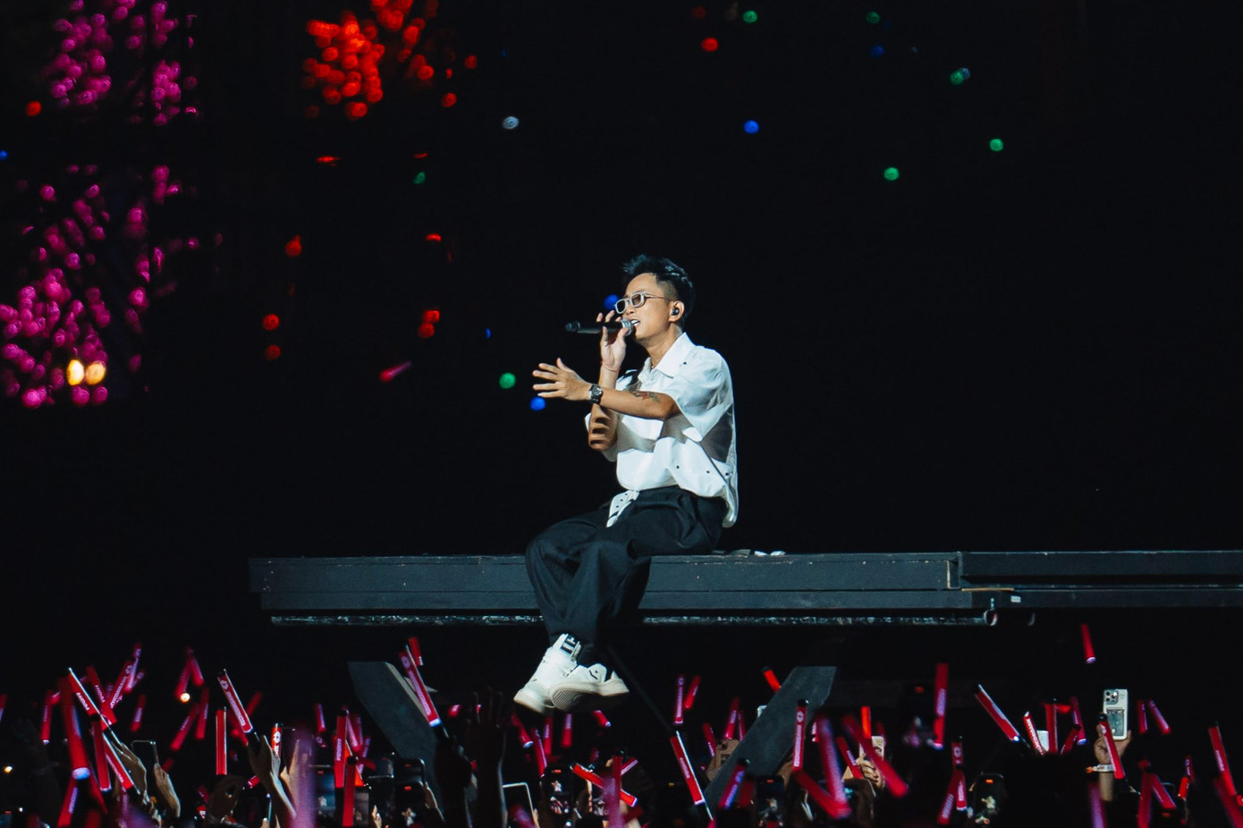 BTC concert Anh trai vượt ngàn chông gai luôn cố gắng làm mới trong mỗi lần tổ chức. Trong lần tổ chức thứ 5, BTC đem tới cho khán giả những ca khúc lần đầu được trình diễn như Phai, Những kẻ mộng mơ - Dẫu có lỗi lầm... Bên cạnh đó, những ca khúc cũ được làm mới bằng cách phối lại hoặc dàn nghệ sĩ biểu diễn mới. Tiết mục Lặng bên cạnh sự xuất hiện như thường lệ của Quốc Thiên còn có thêm Soobin, Bùi Công Nam cùng người thể hiện gốc - Rhymastic.