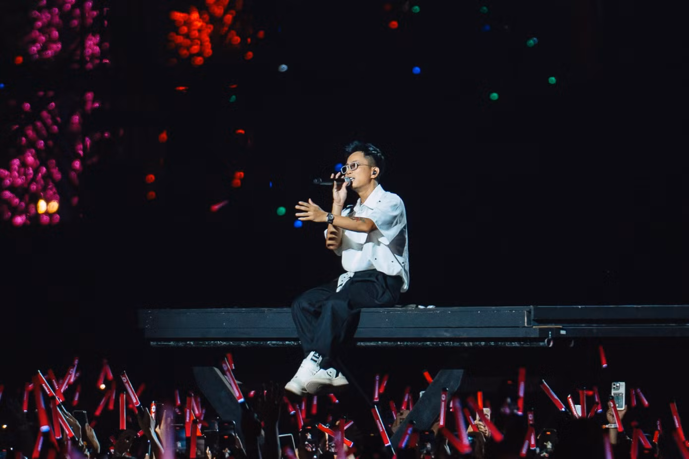 BTC concert Anh trai vượt ngàn chông gai luôn cố gắng làm mới trong mỗi lần tổ chức. Trong lần tổ chức thứ 5, BTC đem tới cho khán giả những ca khúc lần đầu được trình diễn như Phai, Những kẻ mộng mơ - Dẫu có lỗi lầm... Bên cạnh đó, những ca khúc cũ được làm mới bằng cách phối lại hoặc dàn nghệ sĩ biểu diễn mới. Tiết mục Lặng bên cạnh sự xuất hiện như thường lệ của Quốc Thiên còn có thêm Soobin, Bùi Công Nam cùng người thể hiện gốc - Rhymastic.