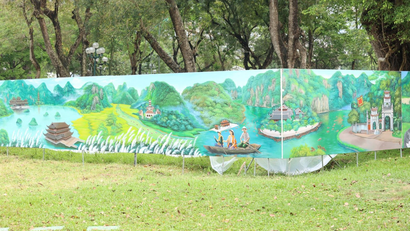 Bức tranh Chào Việt Nam quê hương tôi cao 1,8 m dài 300 m là một điểm nhấn của triển lãm. Bức tranh Chào Việt Nam quê hương tôi cao 1,8 m dài 300 m là một điểm nhấn của triển lãm.